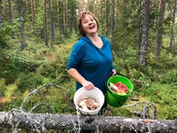 Anne syksyllä sienimetsässä -kotimaista ruokaa löytämässä